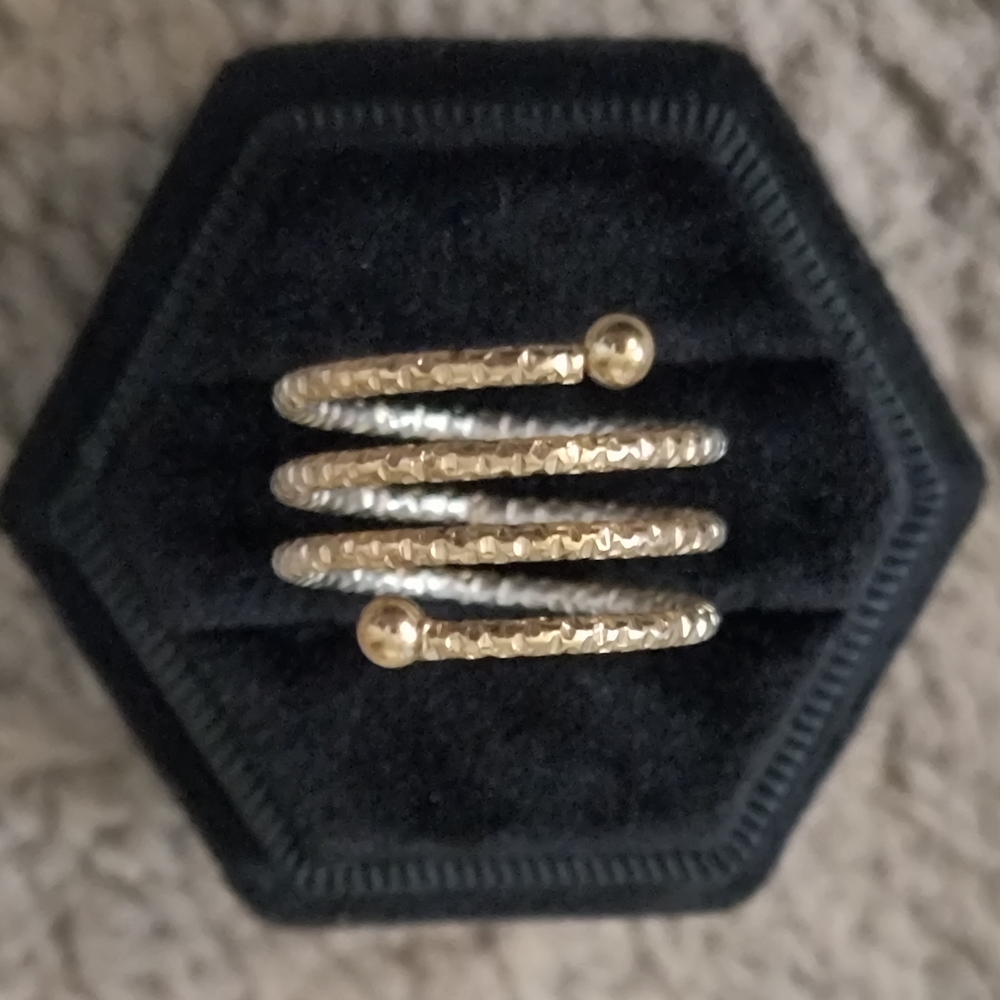 Elegant Gold Spiral Ring